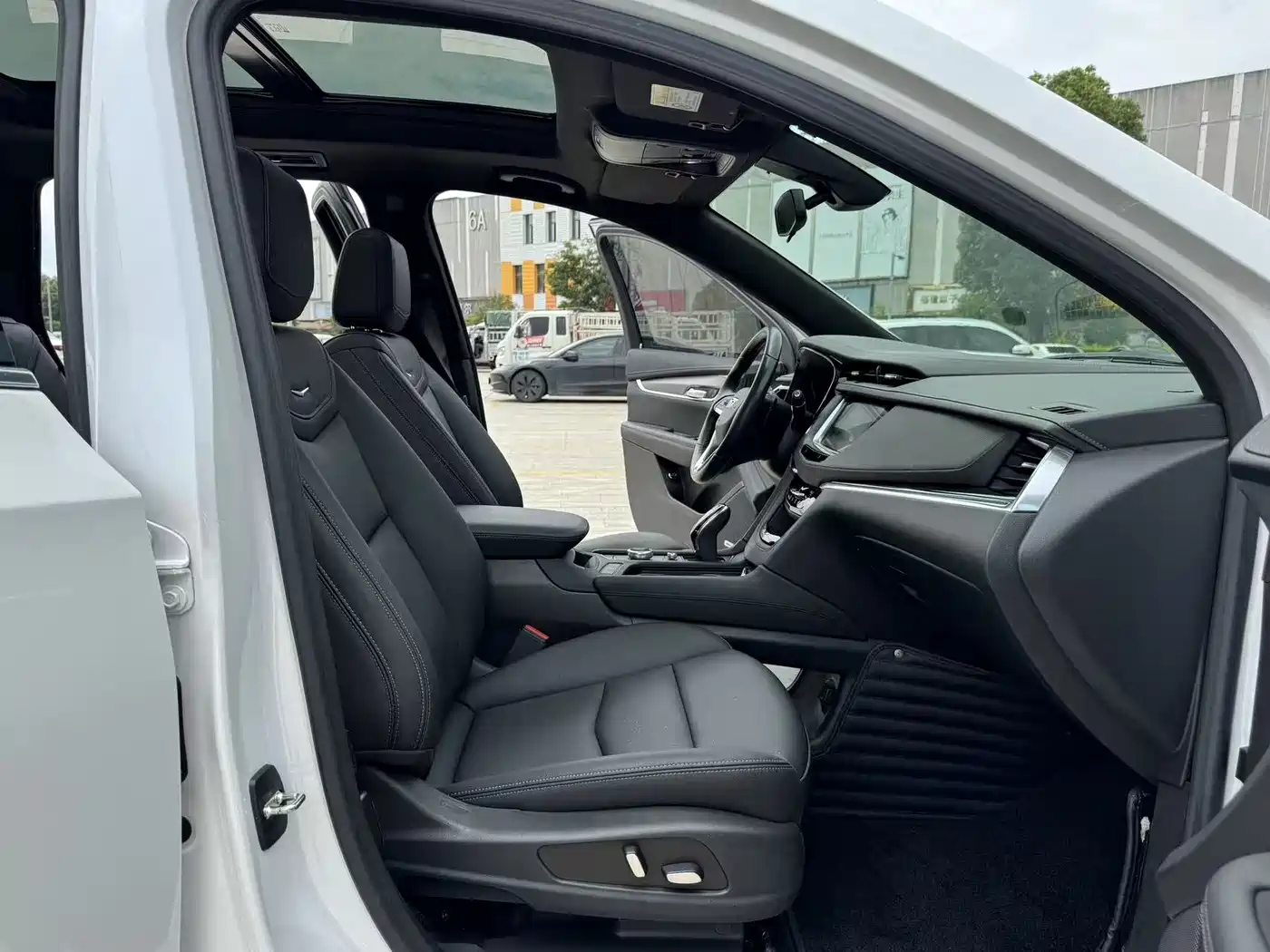 Photo 33 - Cadillac XT6