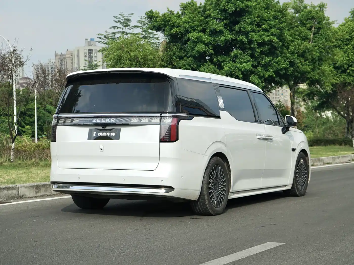 ZEEKR 009 2025 2024 7-Seat Aisle AWD Version 108kWh