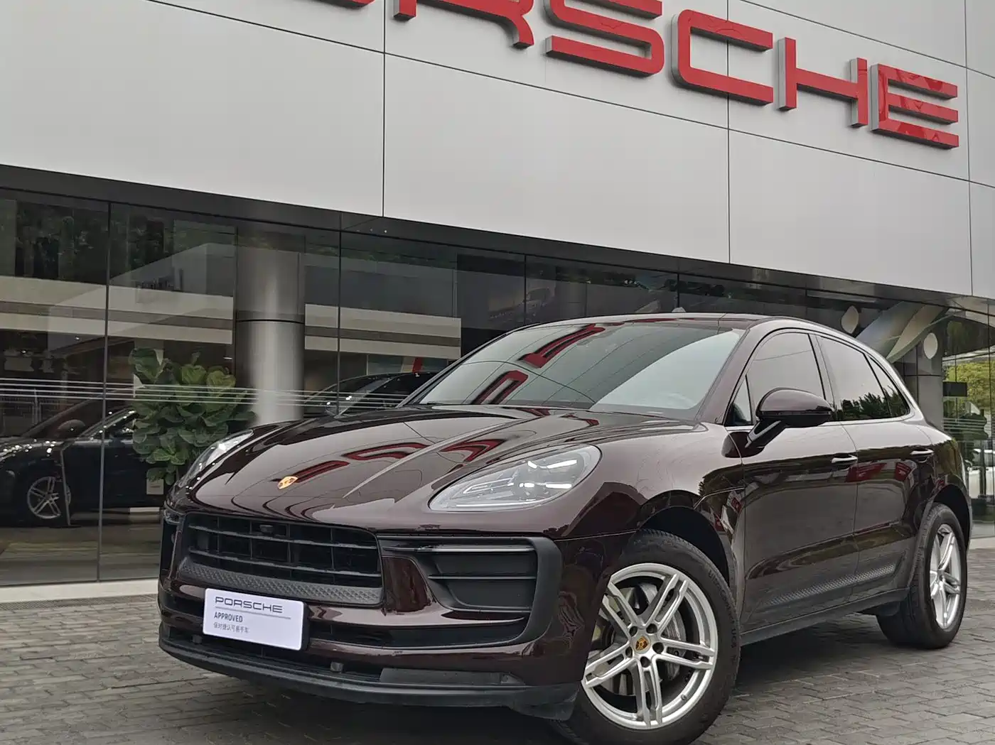 PORSCHE MACAN