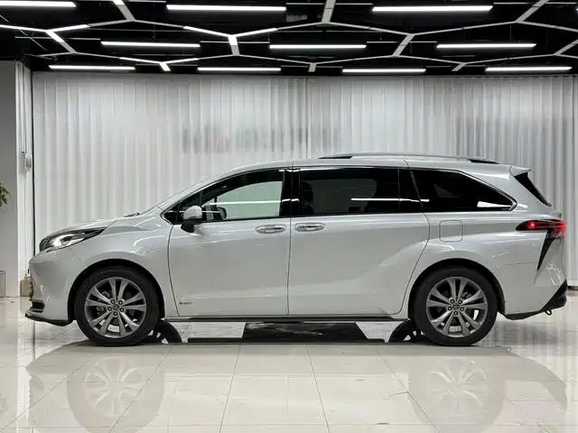 Toyota Sienna 2025 2024 2.5L Hybrid Ultimate Premium Edition
