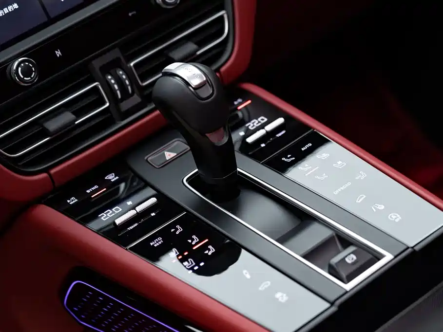 PORSCHE MACAN