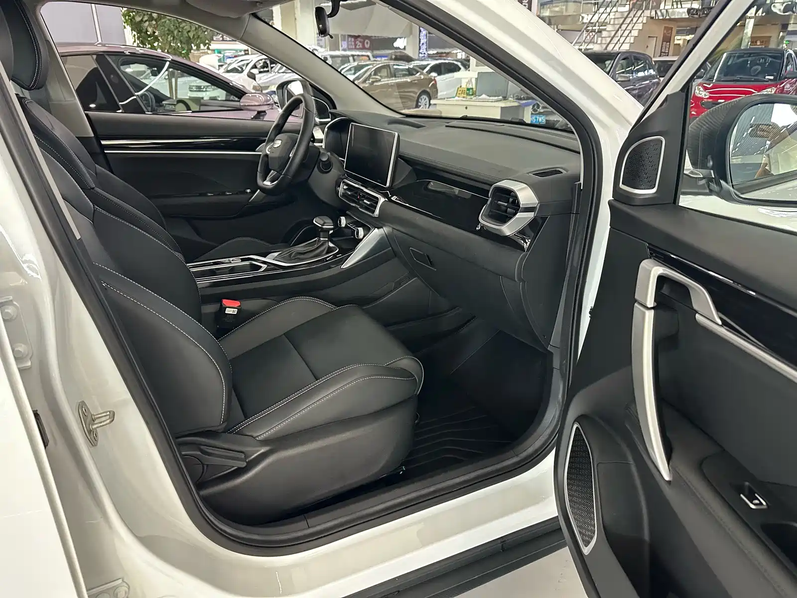 Фото 15 - Geely Coolray