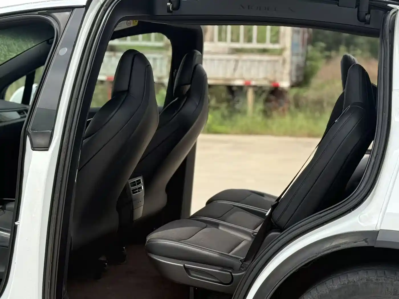 TESLA MODEL X