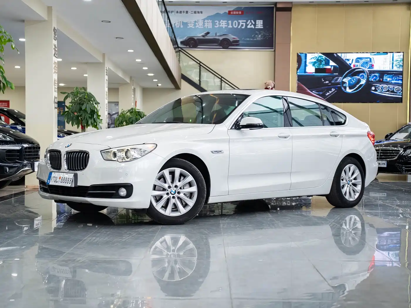 BMW 5 Series GT 2014 528i Leading