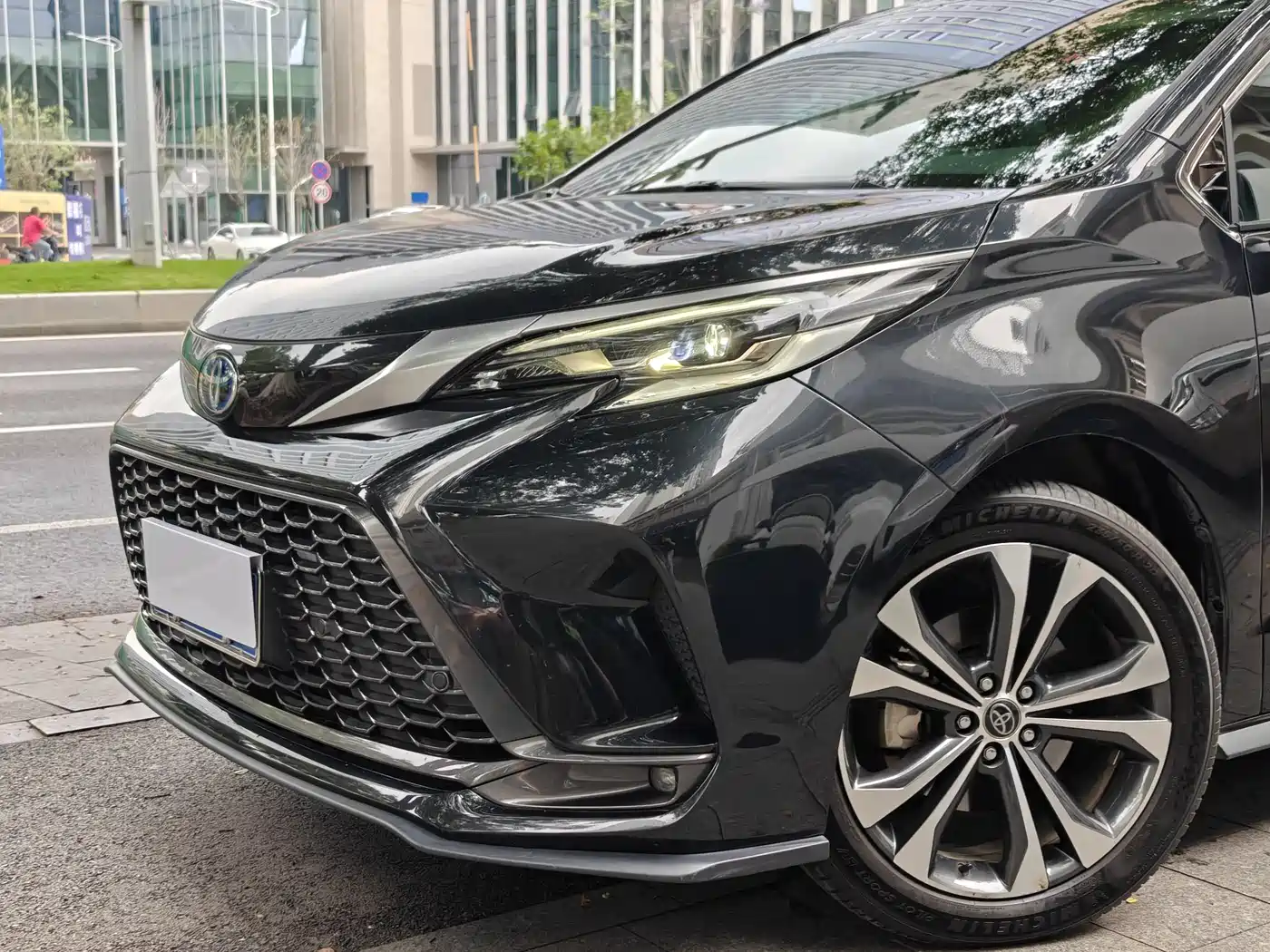 Toyota Granvia 2023 2.5L Hybrid Prestige PLUS Edition фото 2