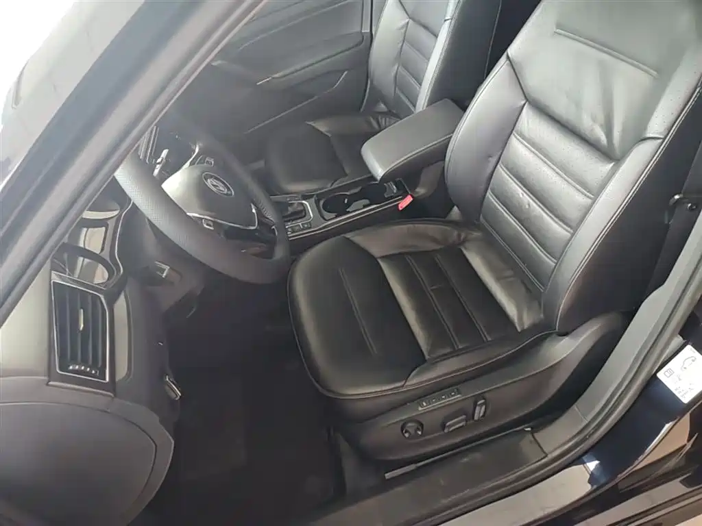 Volkswagen Passat 2017 330TSI DSG Luxury фото 15