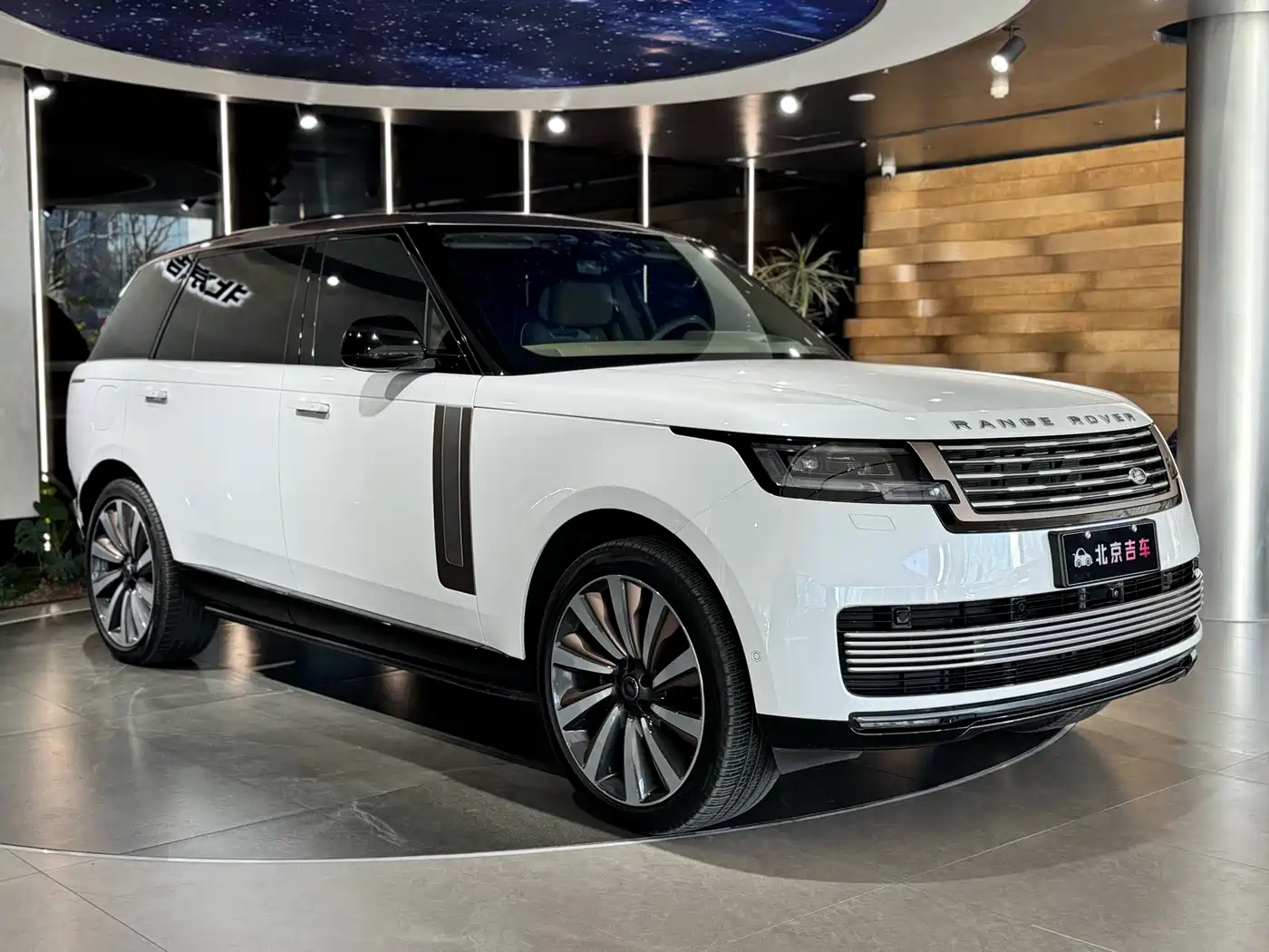 Land Rover Range Rover 2024 3.0 L6 400PS SV Prestige Genesis Extended 4-Seater фото 3
