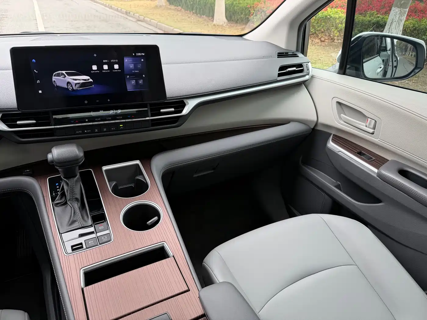 Toyota Granvia 2024 2.5L Hybrid Comfort фото 13