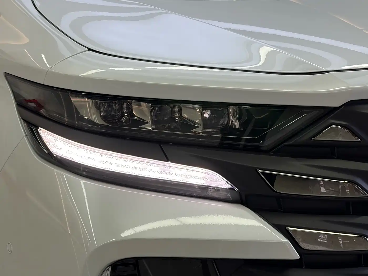 Toyota Vellfire 2023 2024 Crown Hybrid 2.5L Executive Premium Edition