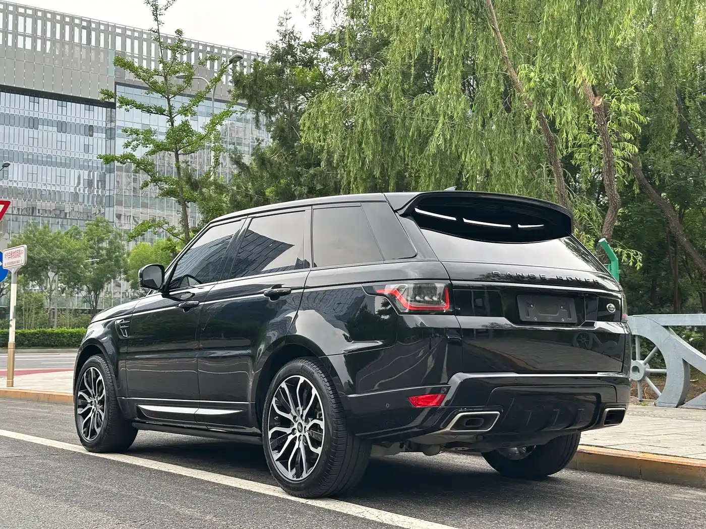 Land Rover Range Rover Sport 2021 3.0 L6 Gloss Black Edition фото 16
