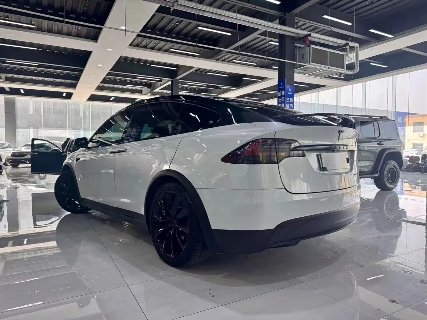 TESLA MODEL X