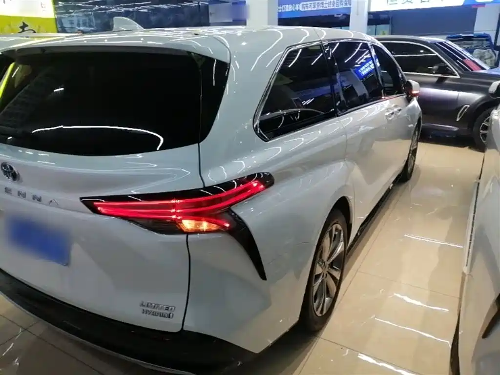 Toyota Sienna 2023 2.5L Hybrid Premium Edition фото 7