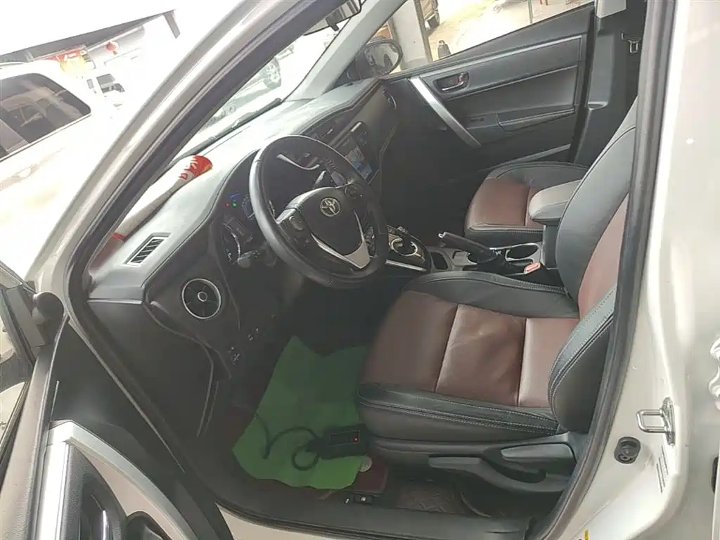 Toyota Corolla 2018 Hybrid 1.8L E-CVT Smart Edition фото 11