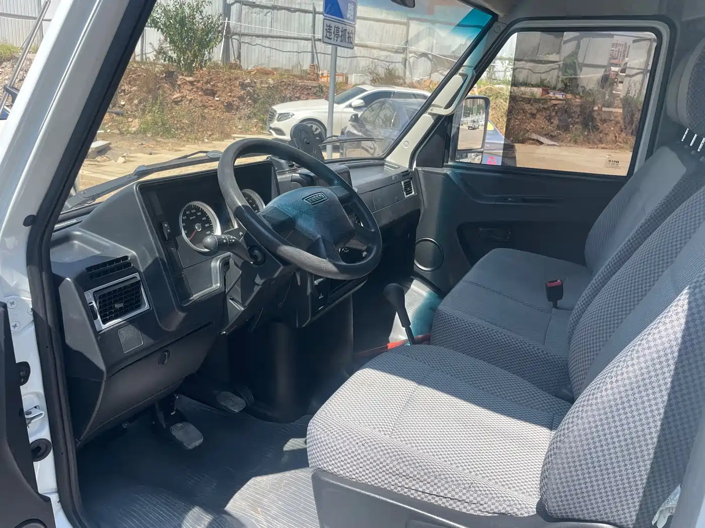 Iveco Daily 2020 2020 Model 2.8T V35 Van Dual-Tire Medium Roof 3 Seats China V