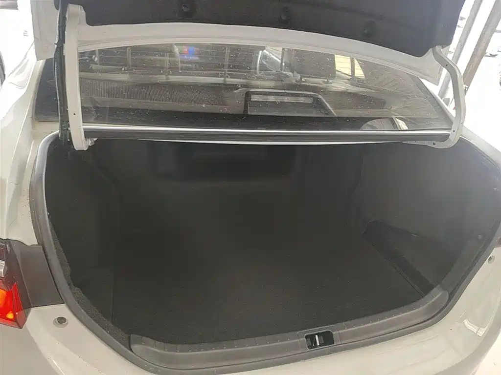 Toyota Corolla 2018 Hybrid 1.8L E-CVT Smart Edition фото 15