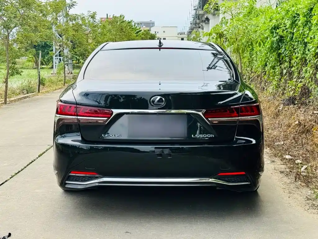 Фото 22 - Lexus LS