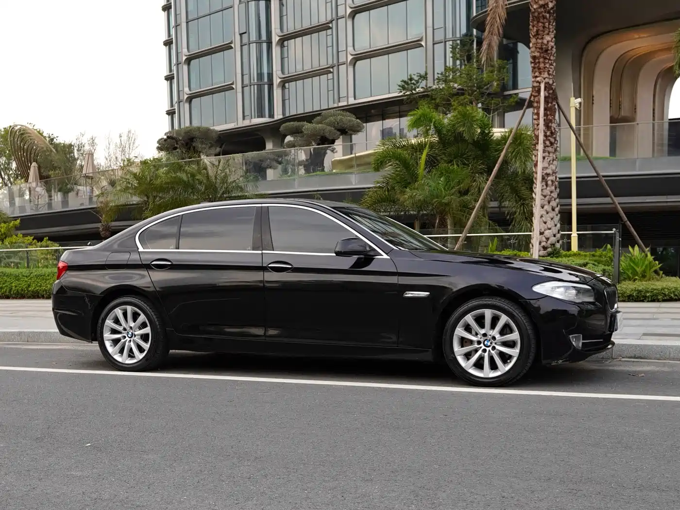 BMW 5 Series 2011 535Li Luxury фото 3