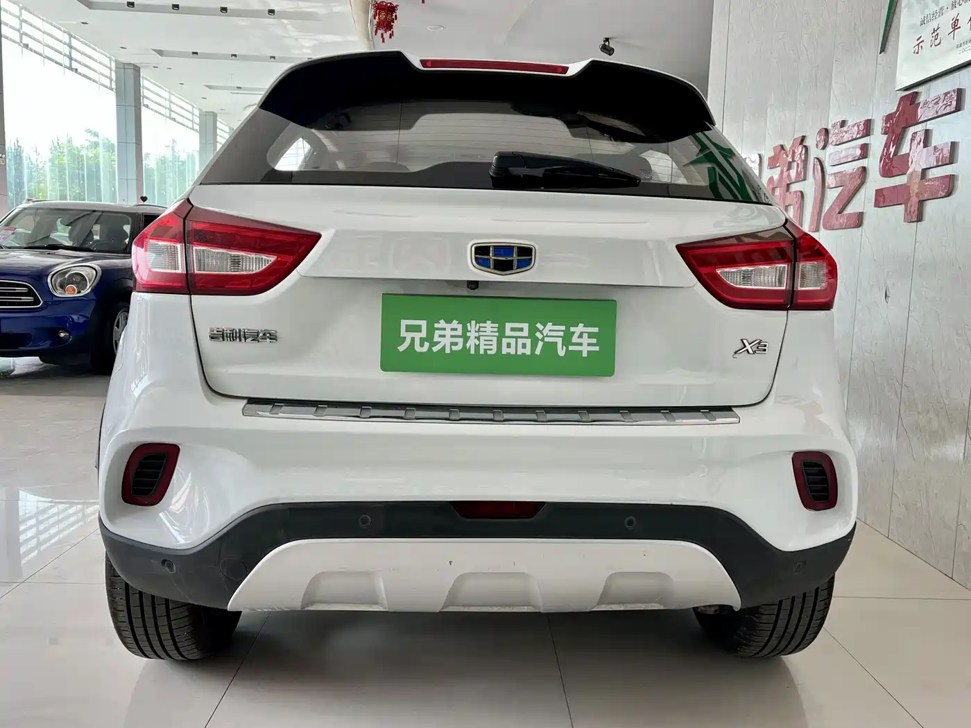 Фото 8 - Geely Vision X3