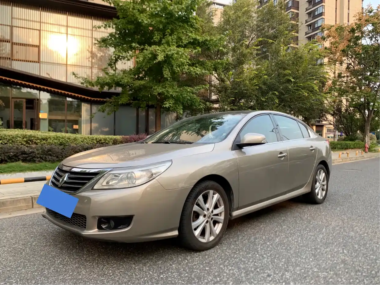 Фото 1 - Renault Latitude