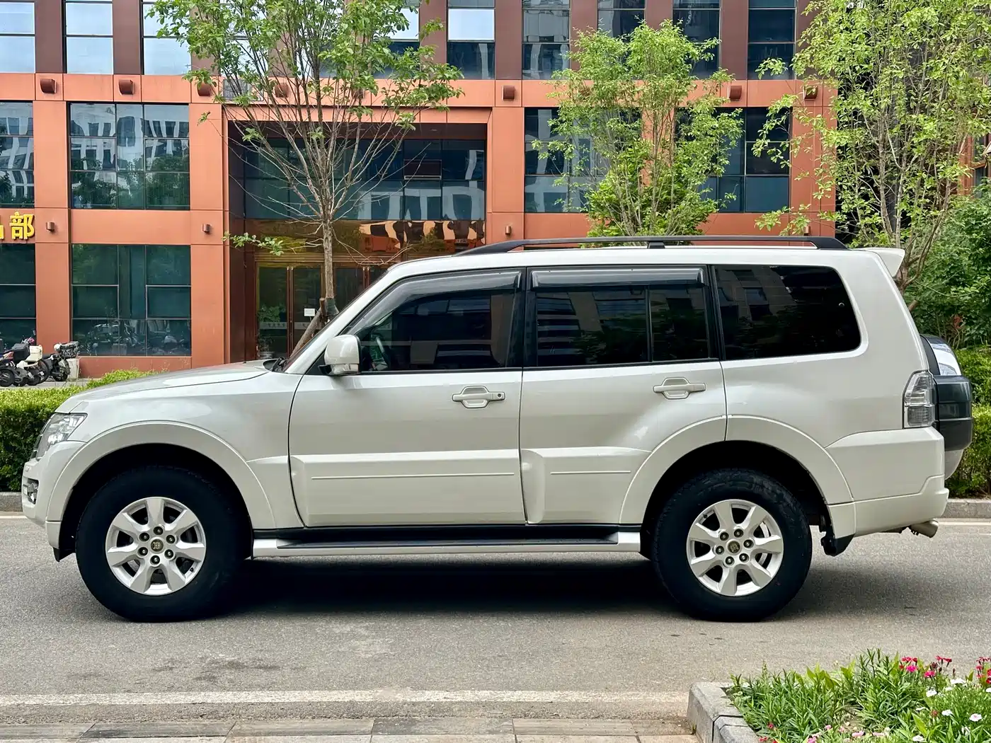 Mitsubishi Pajero (Import) 2019 3.0L Auto Standard Version фото 4