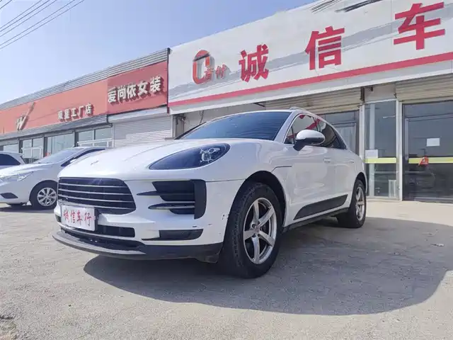PORSCHE MACAN