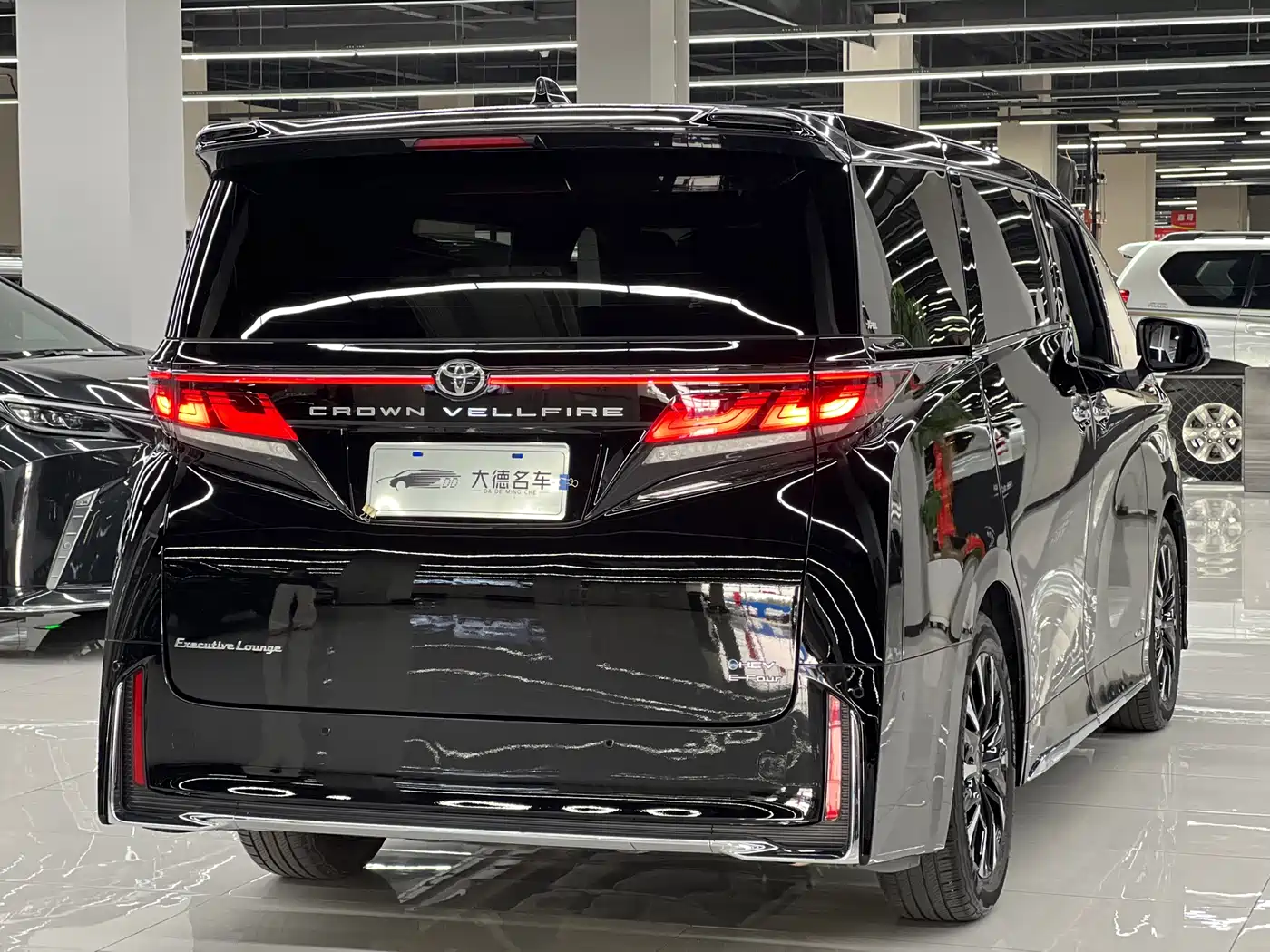 Toyota Vellfire 2024 Crown Hybrid 2.5L Executive Premium Edition фото 4