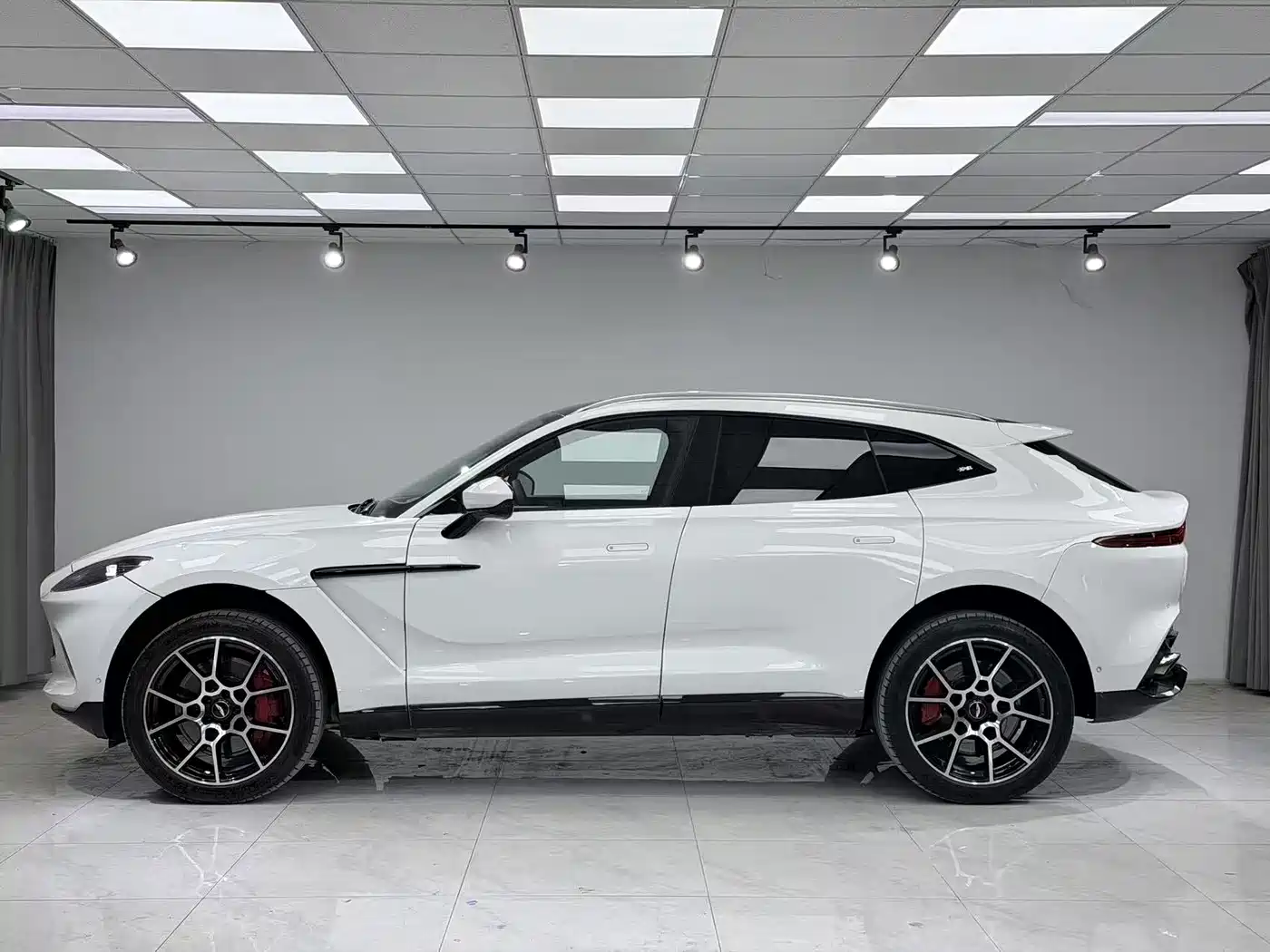 Фото 3 - Aston Martin DBX