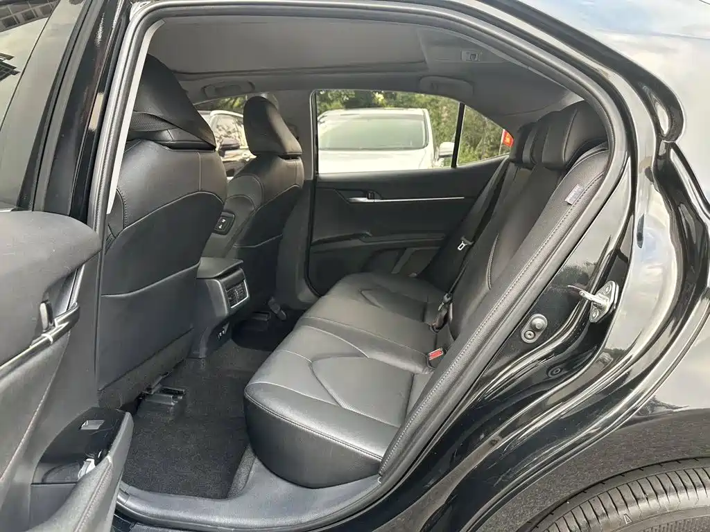 Фото 9 - Toyota Camry