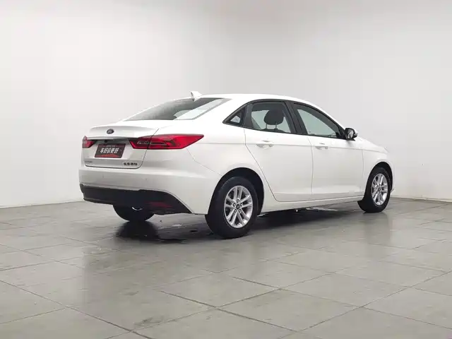 Ford Escort 2019 Facelift 1.5L Auto Premium Edition China VI — фото 2