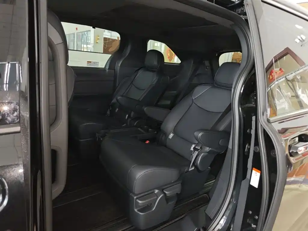 Toyota Granvia 2026 Model 2.5L Hybrid Luxury Edition фото 17