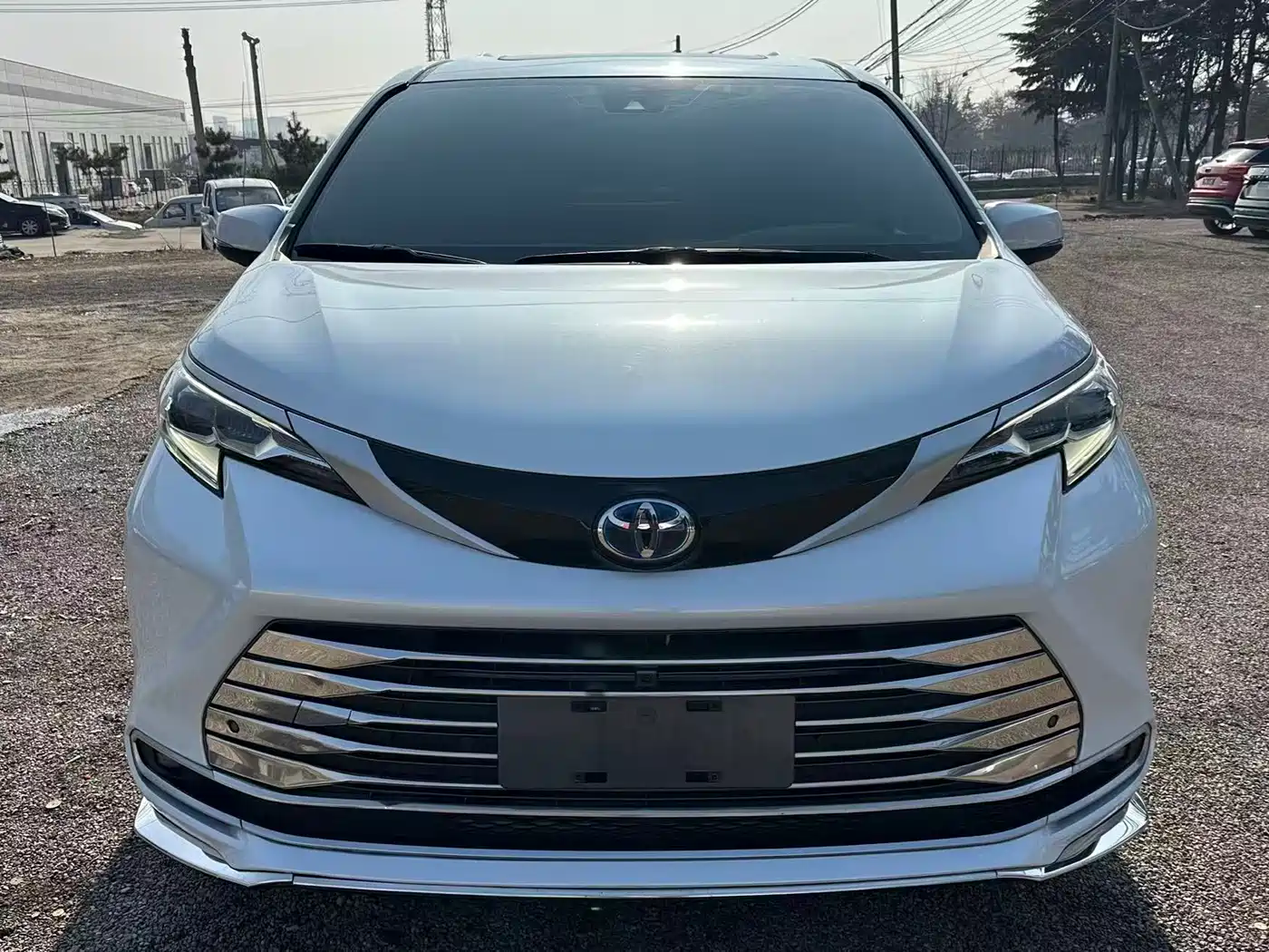 Toyota Sienna 2023 2.5L Hybrid Premium Edition фото 2
