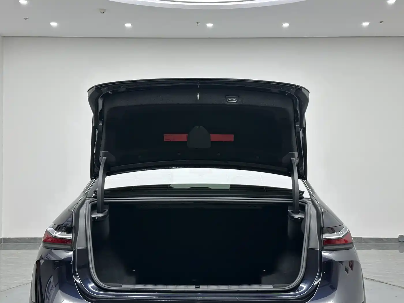 BMW 7 Series 2023 Model 735Li Luxury Package фото 27
