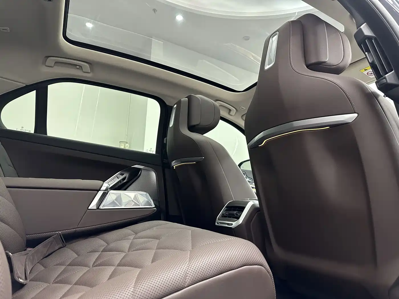 BMW 7 Series 2023 Model 735Li Luxury Package фото 15