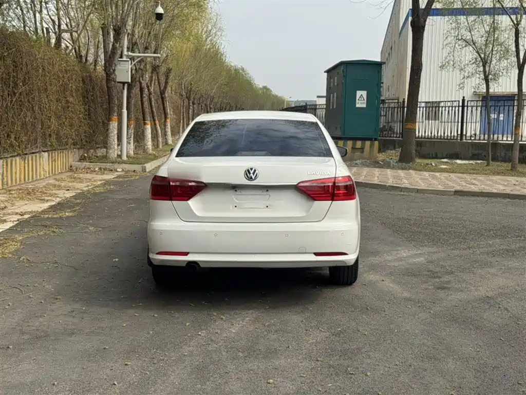 Volkswagen Lavida 2013 Facelift Classic 1.6L Automatic Comfort фото 11