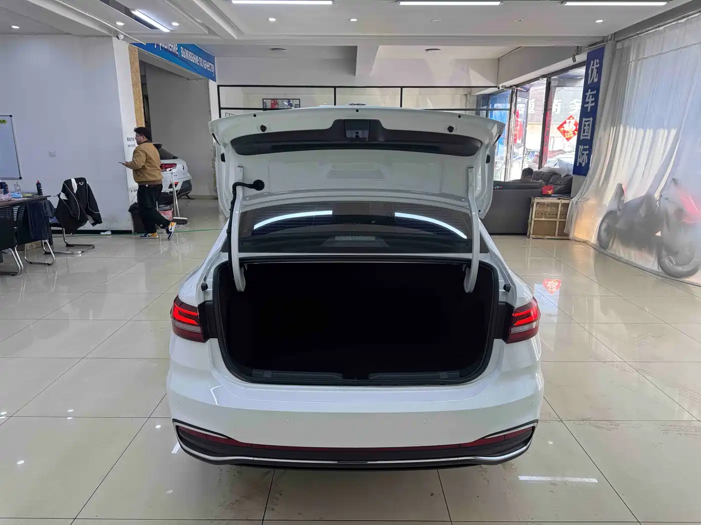 Volkswagen Lavida 2023 1.5L Auto Five Million Edition фото 20