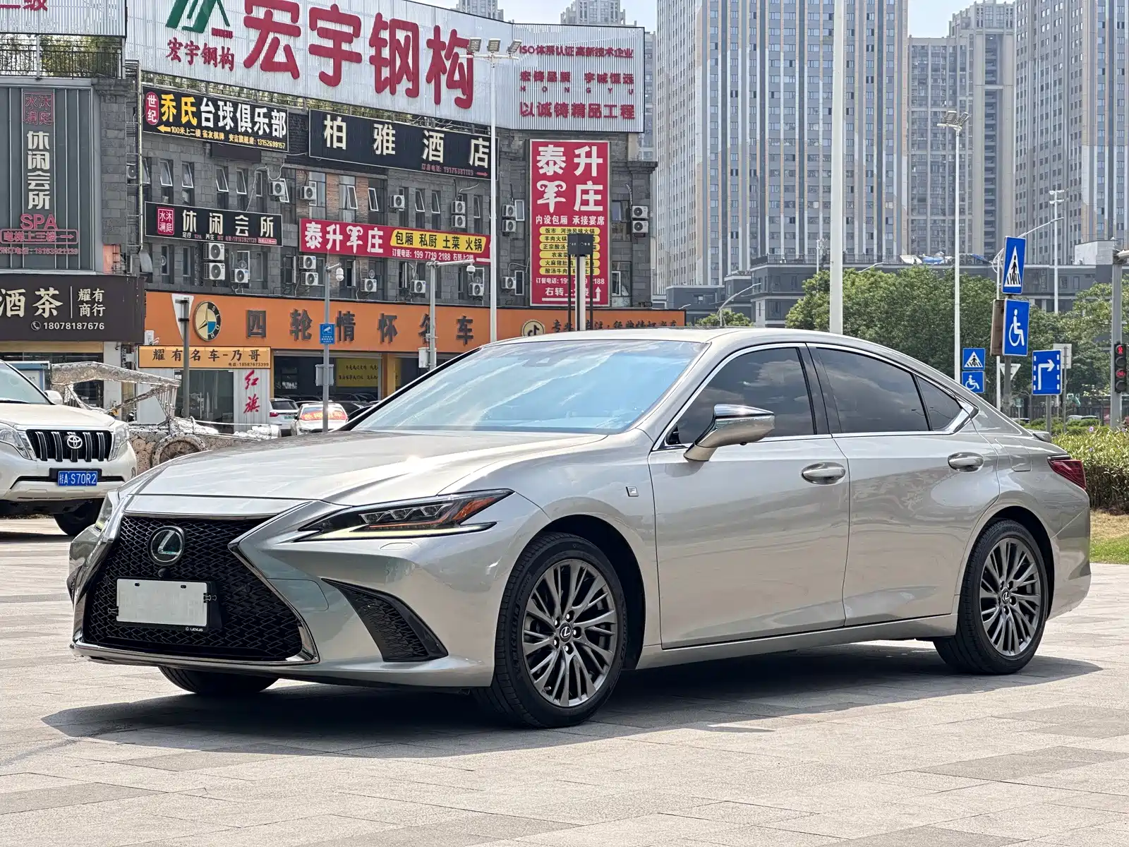 Photo 1 - Lexus ES