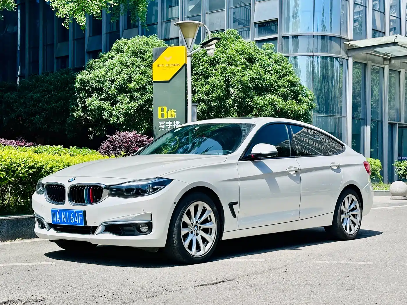 BMW 3 Series GT 2018 320i Fashion фото 2