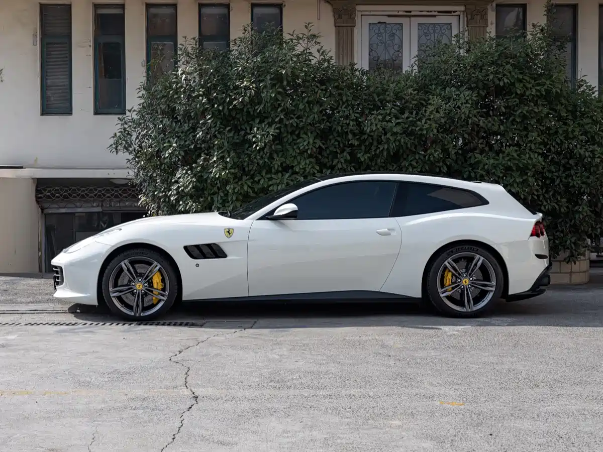 Ferrari GTC4Lusso 2017 2016 6.3L V12