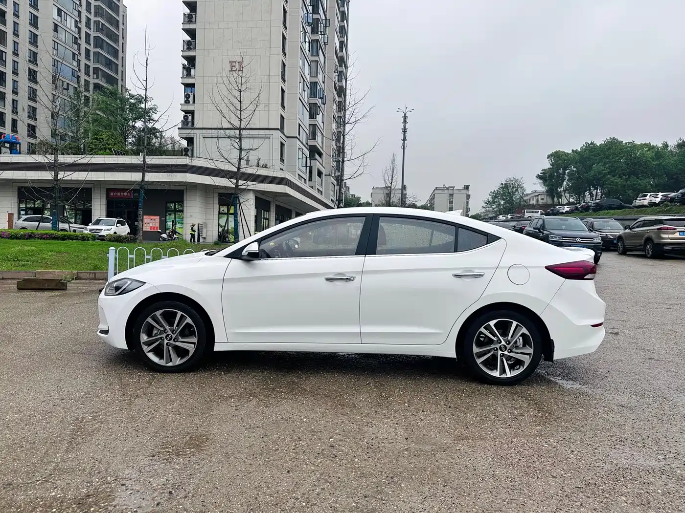 Hyundai Elantra 2016 1.6L Auto Smart·Luxury Edition фото 12