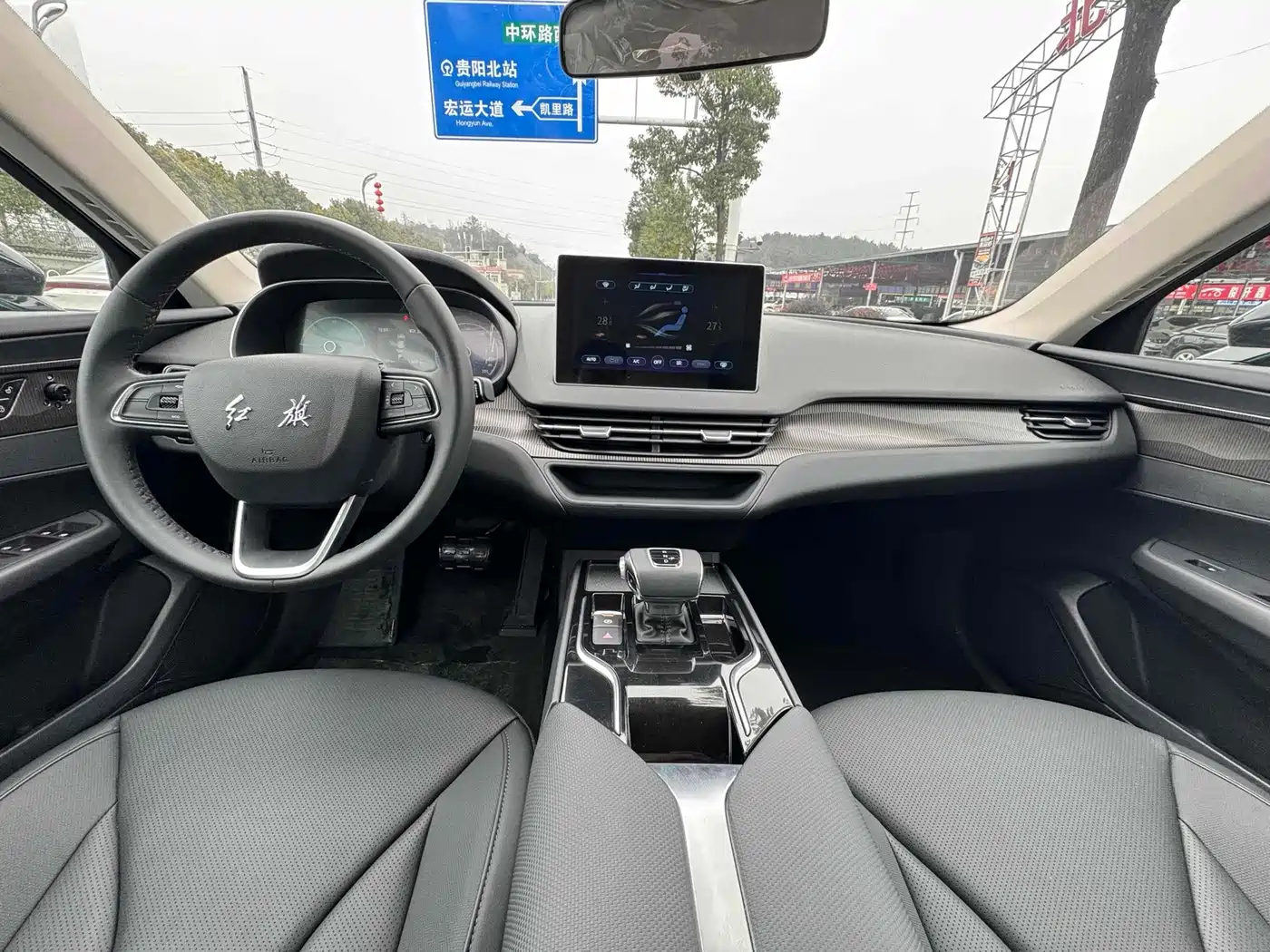 Фото 8 - Hongqi E-QM5