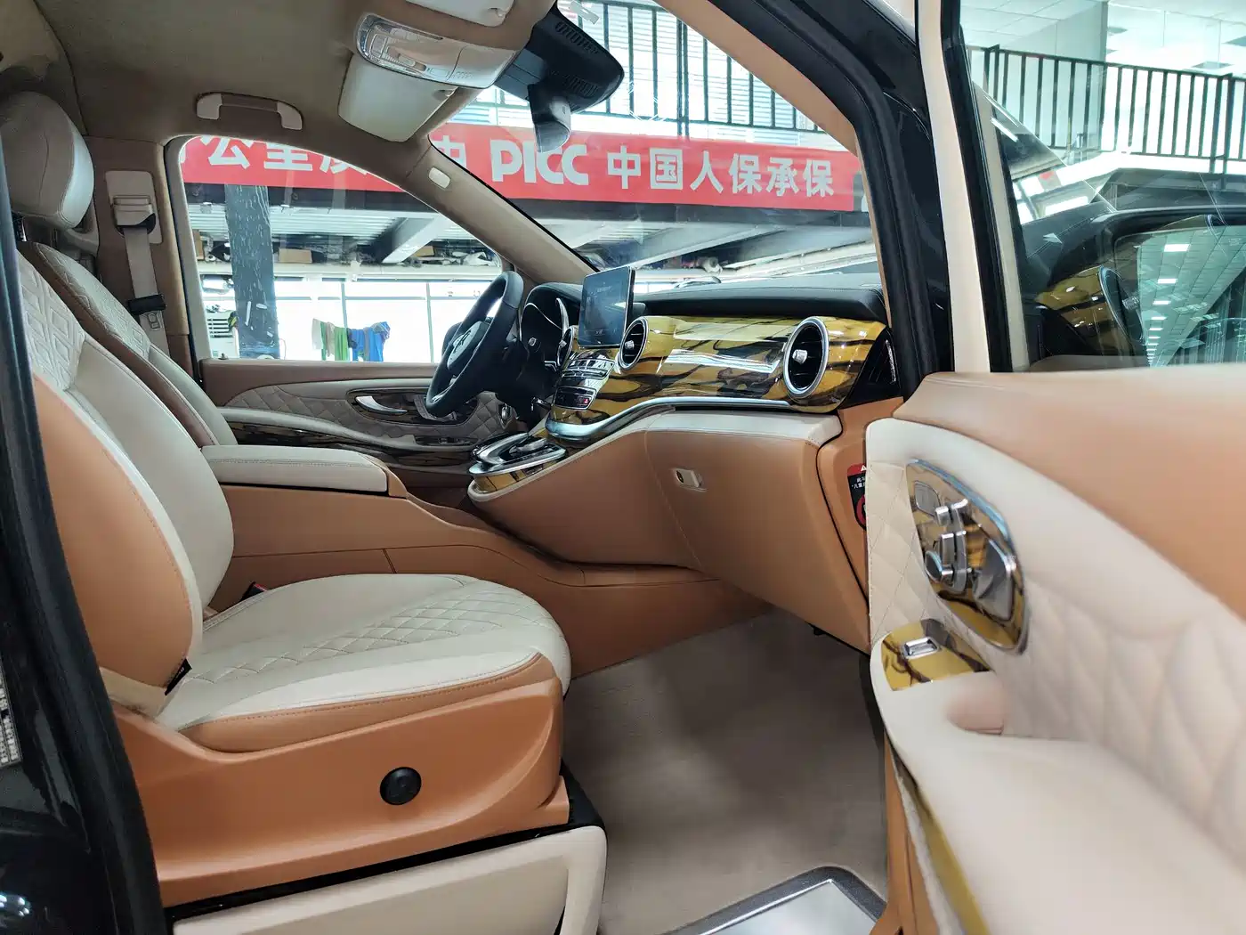Mercedes-Benz V-Class 2018 V 260 L Premium Long Wheelbase Edition China VI фото 5