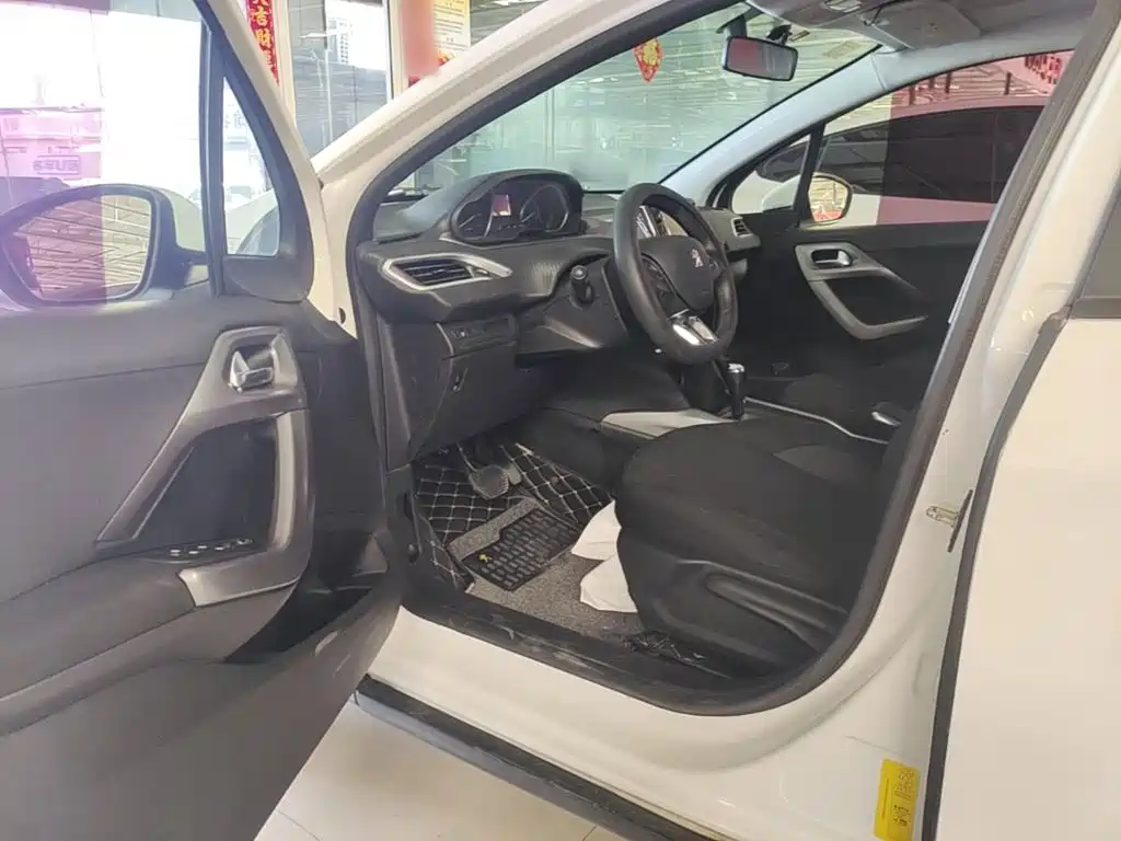 Peugeot 2008 2015 2014 1.6L Automatic Fashion Edition