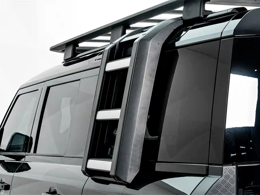 Land Rover Defender 2021 110 P400 Dark Special Edition фото 9