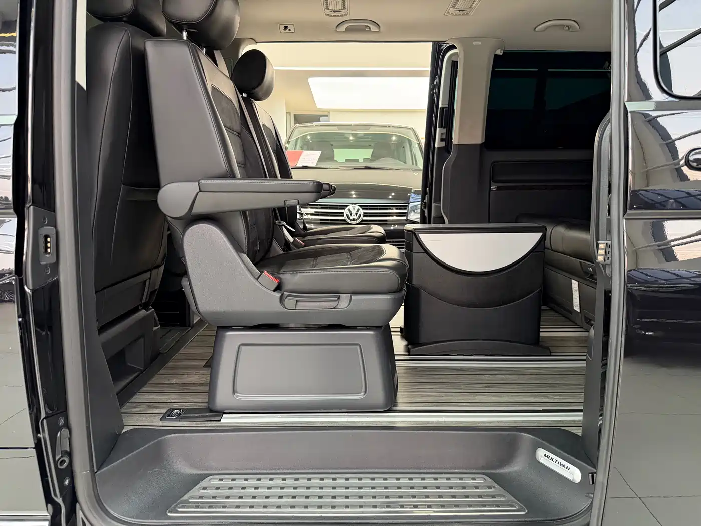 Volkswagen Multivan 2019 2018 2.0TSI 4WD Premium Edition 7-Seater