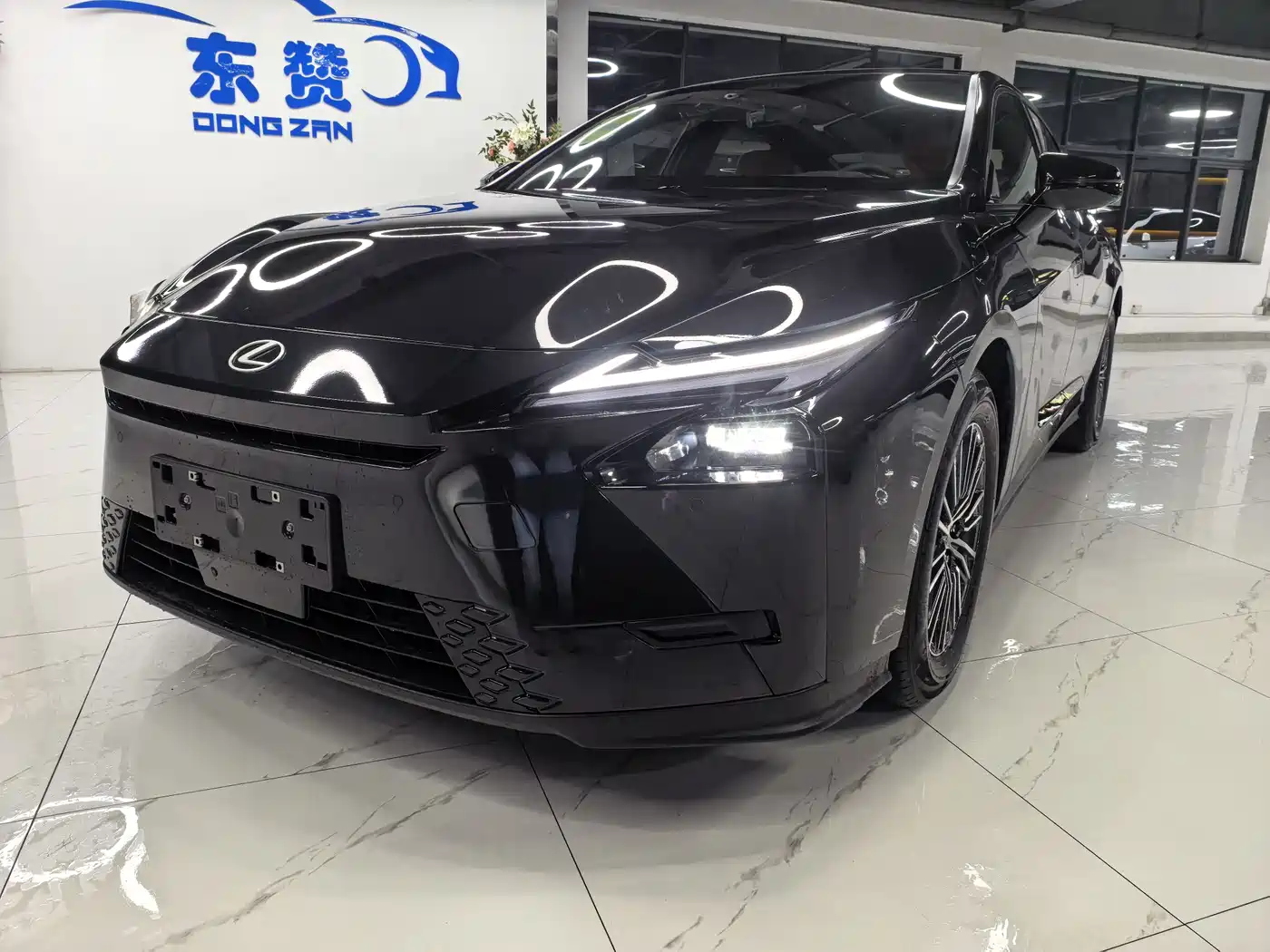 Lexus ES 2025 Model 300h Base Version