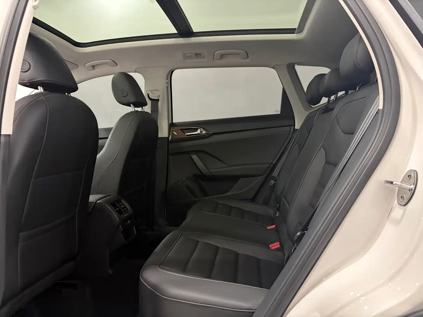 Volkswagen Tharu 2022 280TSI FWD Luxury Edition фото 13
