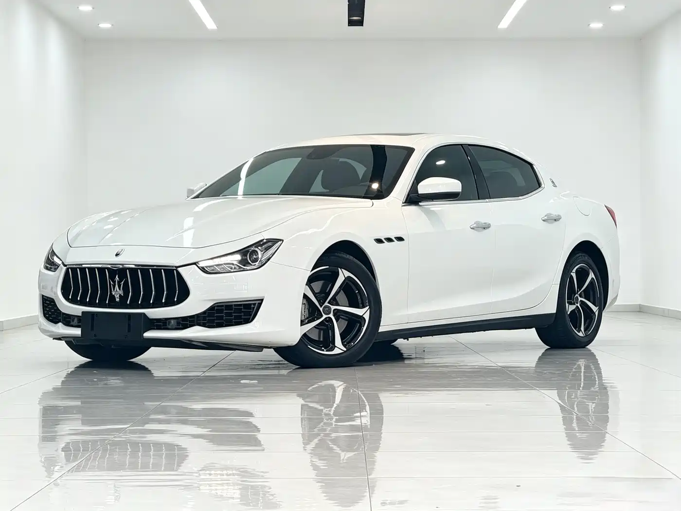 Фото 1 - Maserati Ghibli