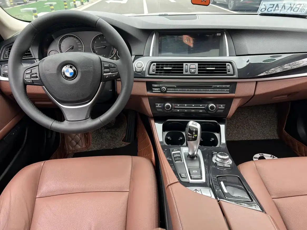 BMW 5 Series 2017 520Li Classic Edition фото 4