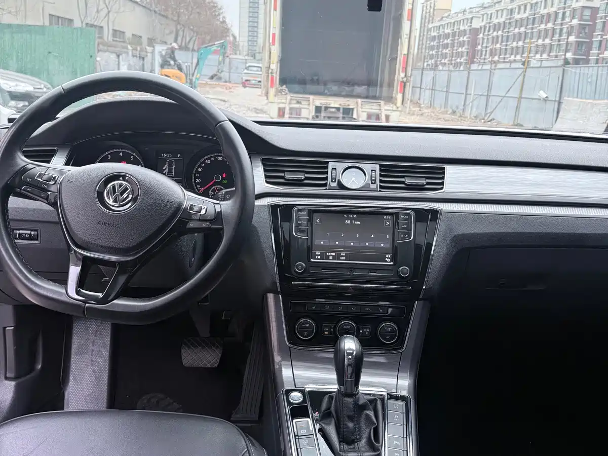 Volkswagen Passat 2017 330TSI DSG Prestige фото 9