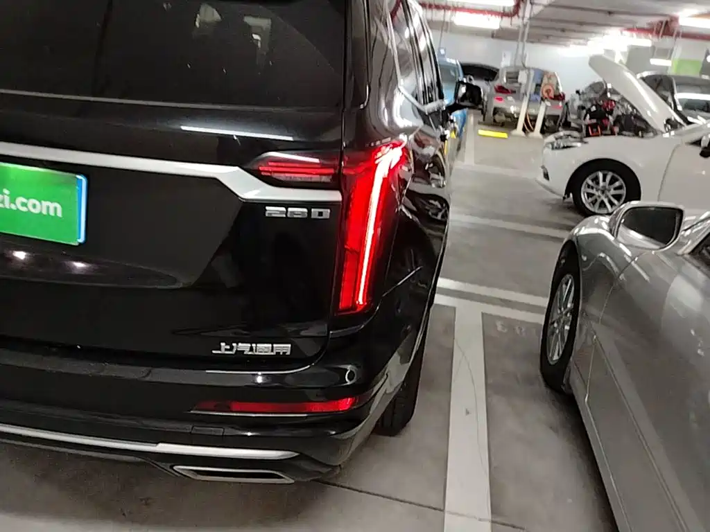 Фото 8 - Cadillac XT6